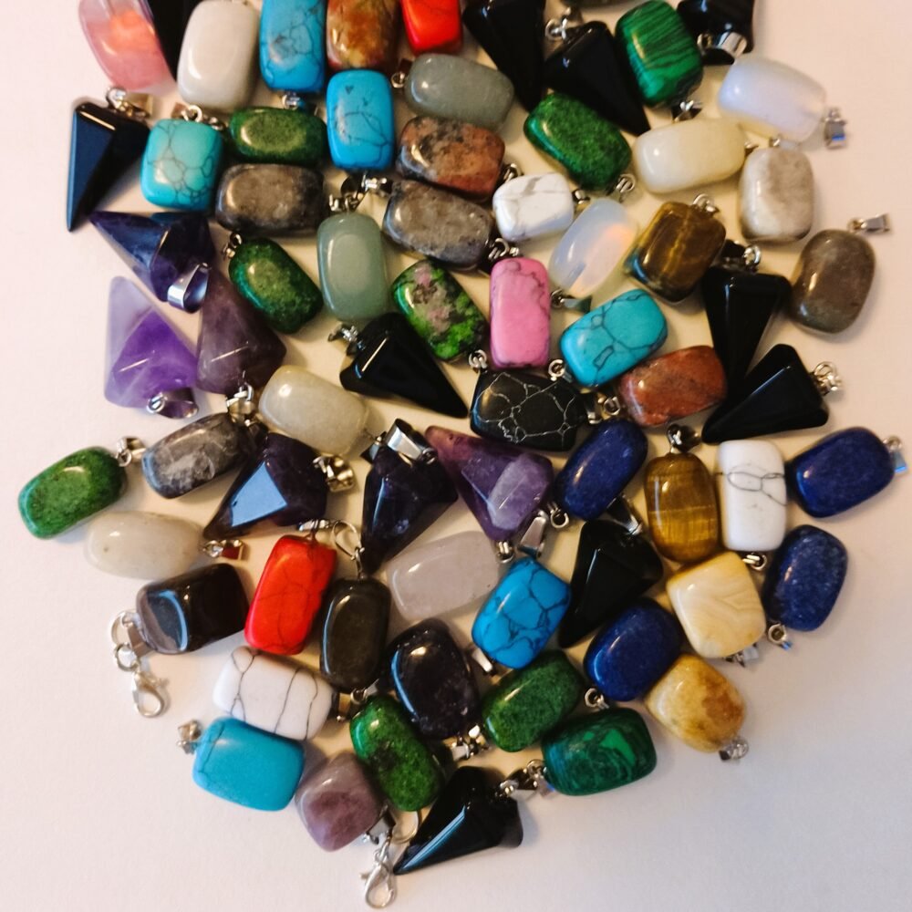 Péndulo de Cuarzo Piramidal – Joyería Artesanal Intercambiable (2cm) - Imagen 2